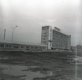 Biurowiec i stołówka w trakcie budowy