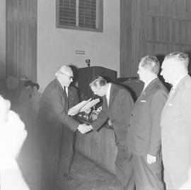 Henryk Kuczyński wręczający dyplom gospodarzom dzielnicy Krzyki