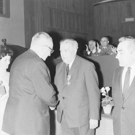 Bolesław Iwaszkiewicz gratulujący laureatowi Orderu Odrodzenia Polski