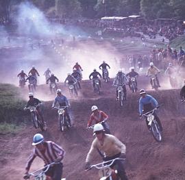 Motocykliści na torze