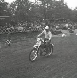 Motocyklista na torze