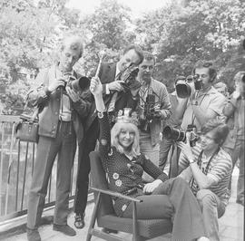 Maryla Rodowicz w otoczeniu fotoreporterów