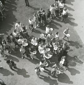 Młodzież w trakcie przerwy