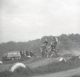 Motocykliści na torze