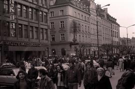 Przechodnie na ul. Świdnickiej.