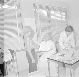 Kierownik Kliniki Chirurgii Dziecięcej Akademii Medycznej we Wrocławiu - prof. dr hab. Jan Słowik...