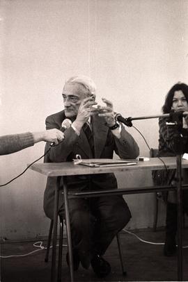 Marian Brandys w sali im W. Nehringa