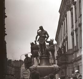 Mycie figury Szermierza na fontannie na pl. Uniwersyteckim we Wrocławiu