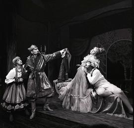 Spektakl pt. "Kram z piosenkami" w Teatrze Polskim - Obraz 3 Kłopot z żołnierzami
