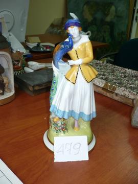 Figurka pani z pawiem