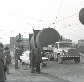 Przejazd ciężarówki z wielkim ładunkiem