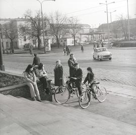 Grupka młodzieży oraz przechodnie na ul. Piłsudskiego we Wrocławiu