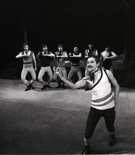Spektakl pt. "Kram z piosenkami" w Teatrze Polskim - Obraz 6 Przedmieście