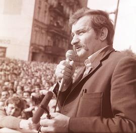 Lech Wałęsa na ulicy Mazowieckiej