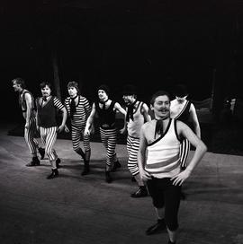 Spektakl pt. "Kram z piosenkami" w Teatrze Polskim - Obraz 6 Przedmieście